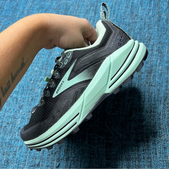 Brooks Cascadia 16 Trail Running Shoes in Black Ebony Yucca WIDE Width - Picture 4 of 9